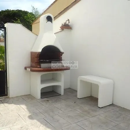 Con Piscina Privada, Aire Acondicionado Y Wifi Cerca De Playa - 3 Habitaciones, 2 Banos - Es-325-15